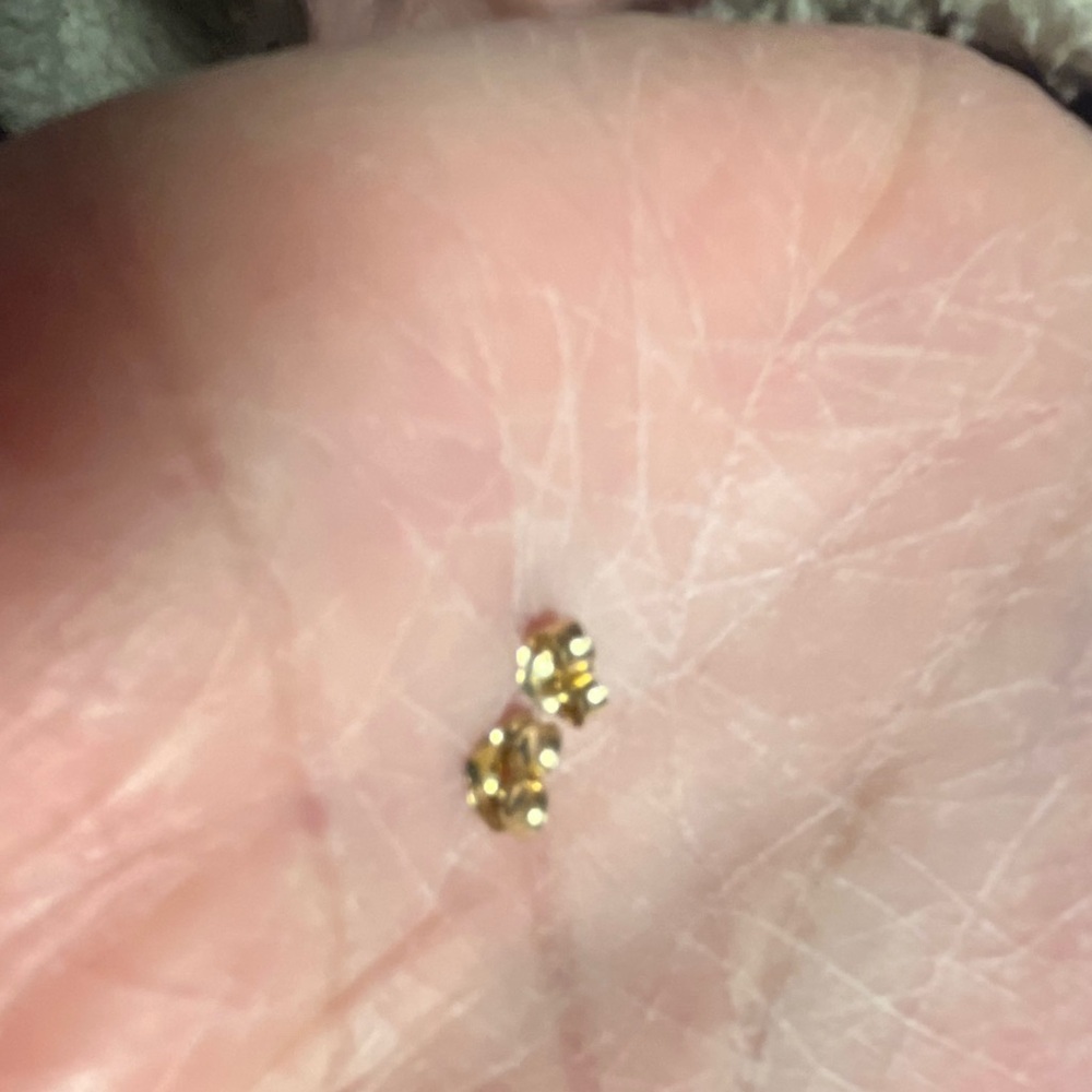 Elegant 14k Gold earrings. - Picture 3 of 4
